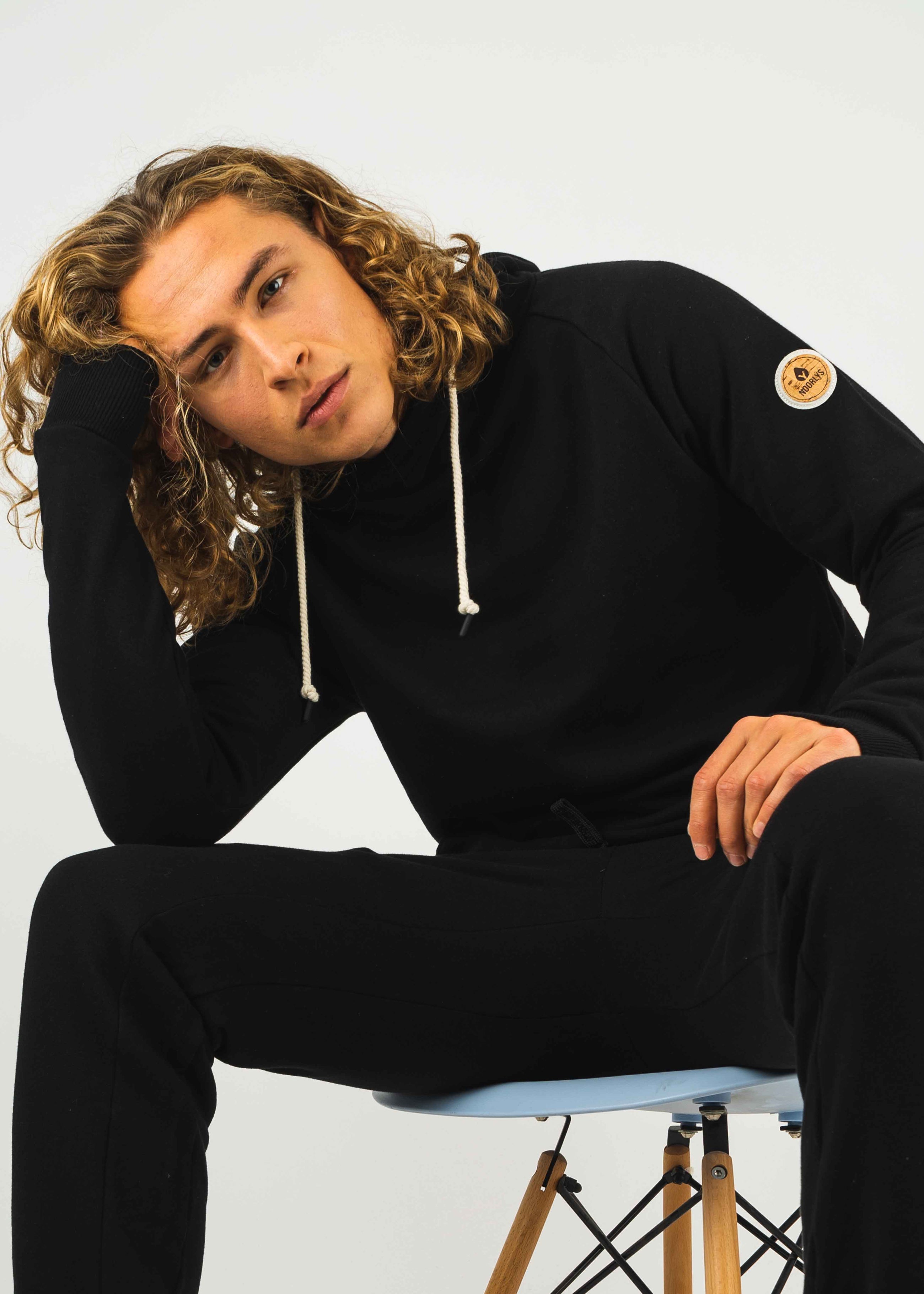 Unser Model Leander ist <strong>190 cm</strong> groß und trägt <strong>Größe L</strong>.#