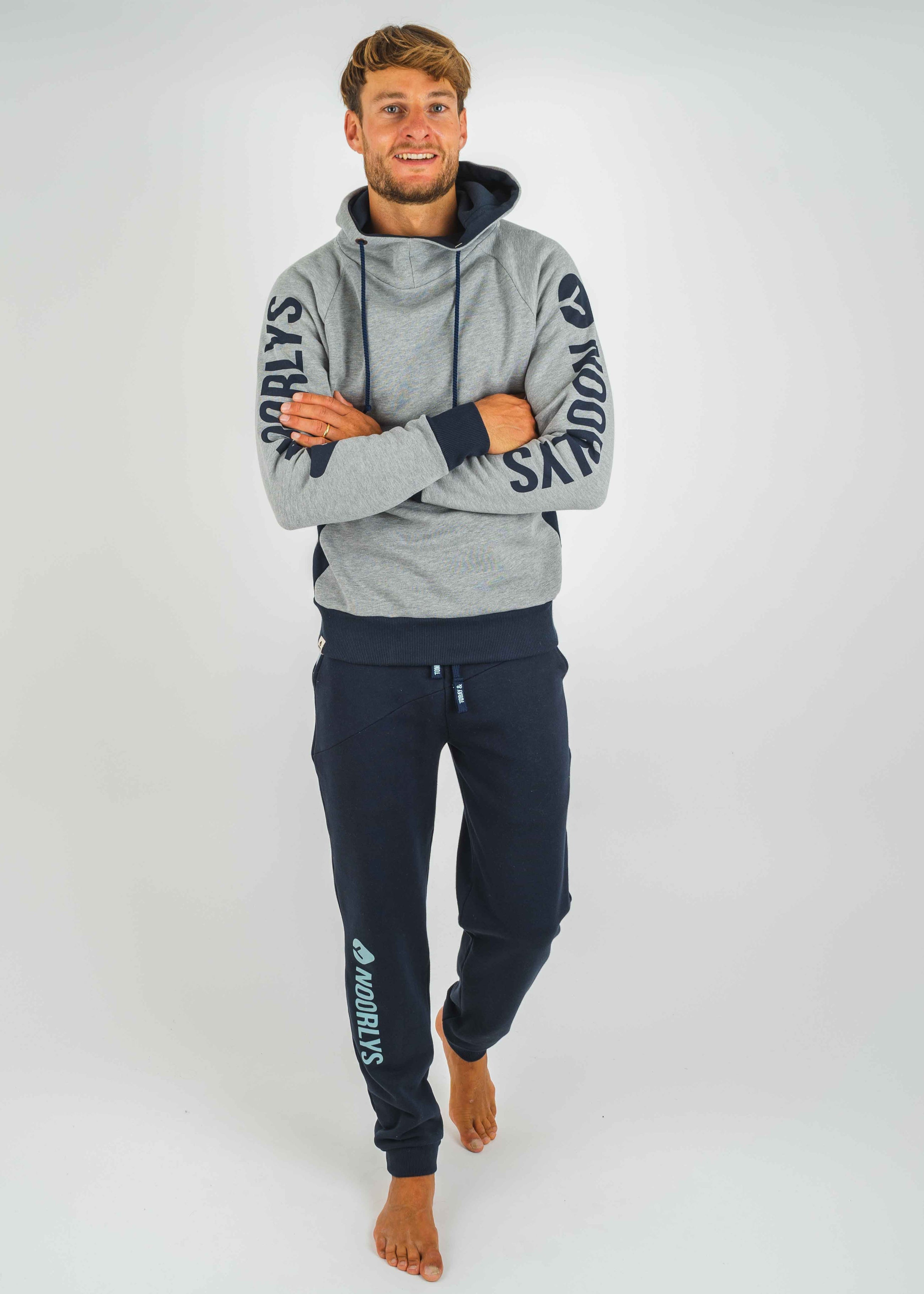 Unser Model Henning ist <strong>191 cm</strong> groß und trägt <strong>Größe L</strong>.#