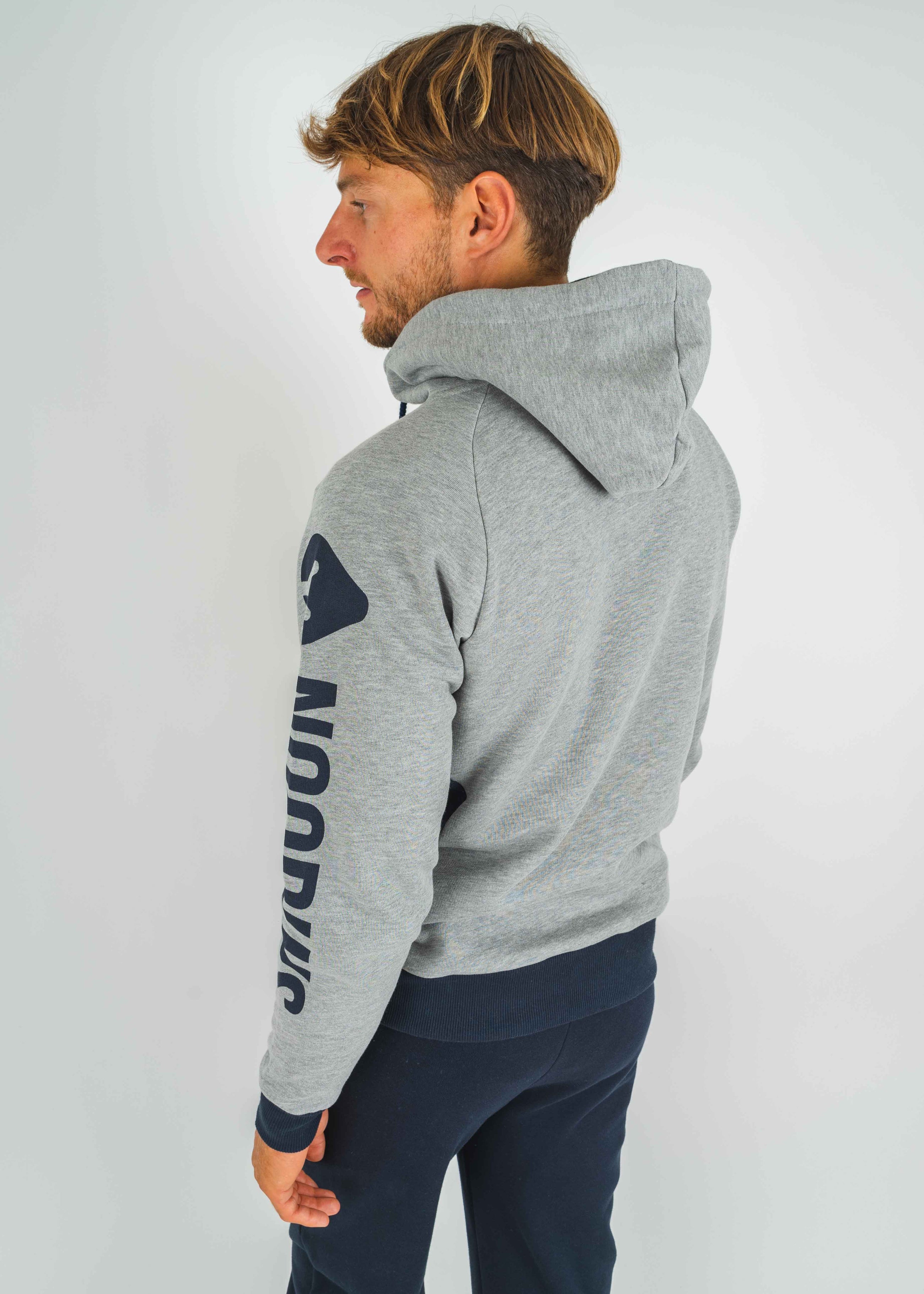 Unser Model Henning ist <strong>191 cm</strong> groß und trägt <strong>Größe L</strong>.#
