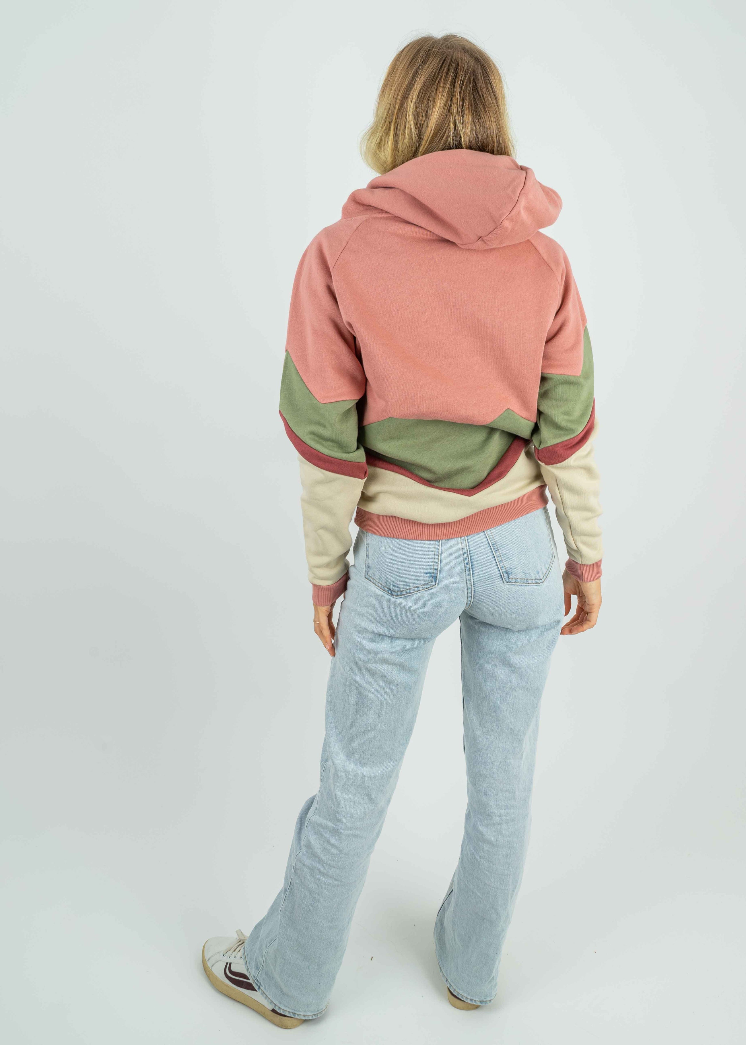 Unser Model Amelie ist <strong>176 cm</strong> groß und trägt <strong>Größe XS</strong>.#