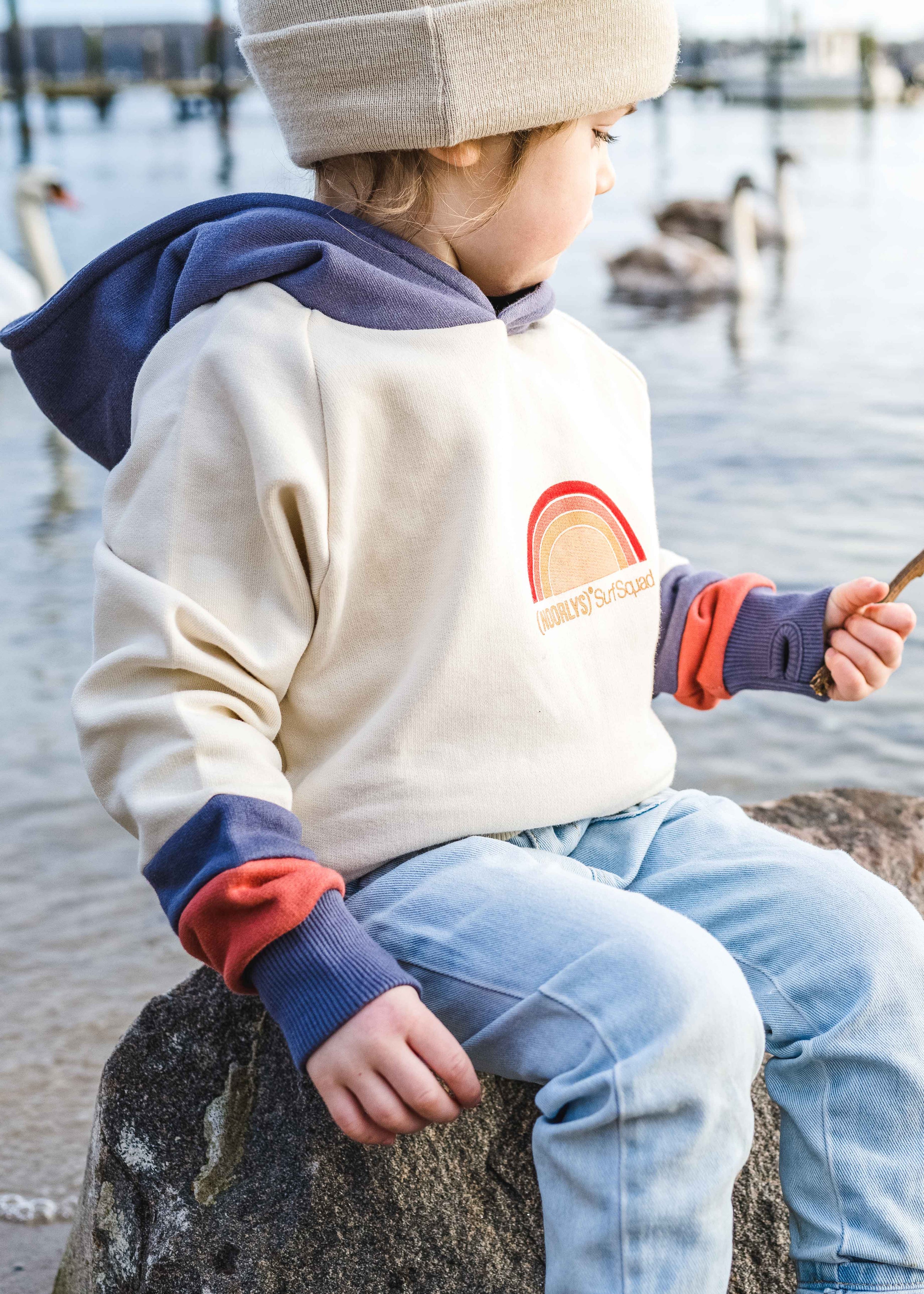 Unser Model Liv ist <strong>90 cm</strong> groß und trägt <strong>Größe 86-92</strong>.#