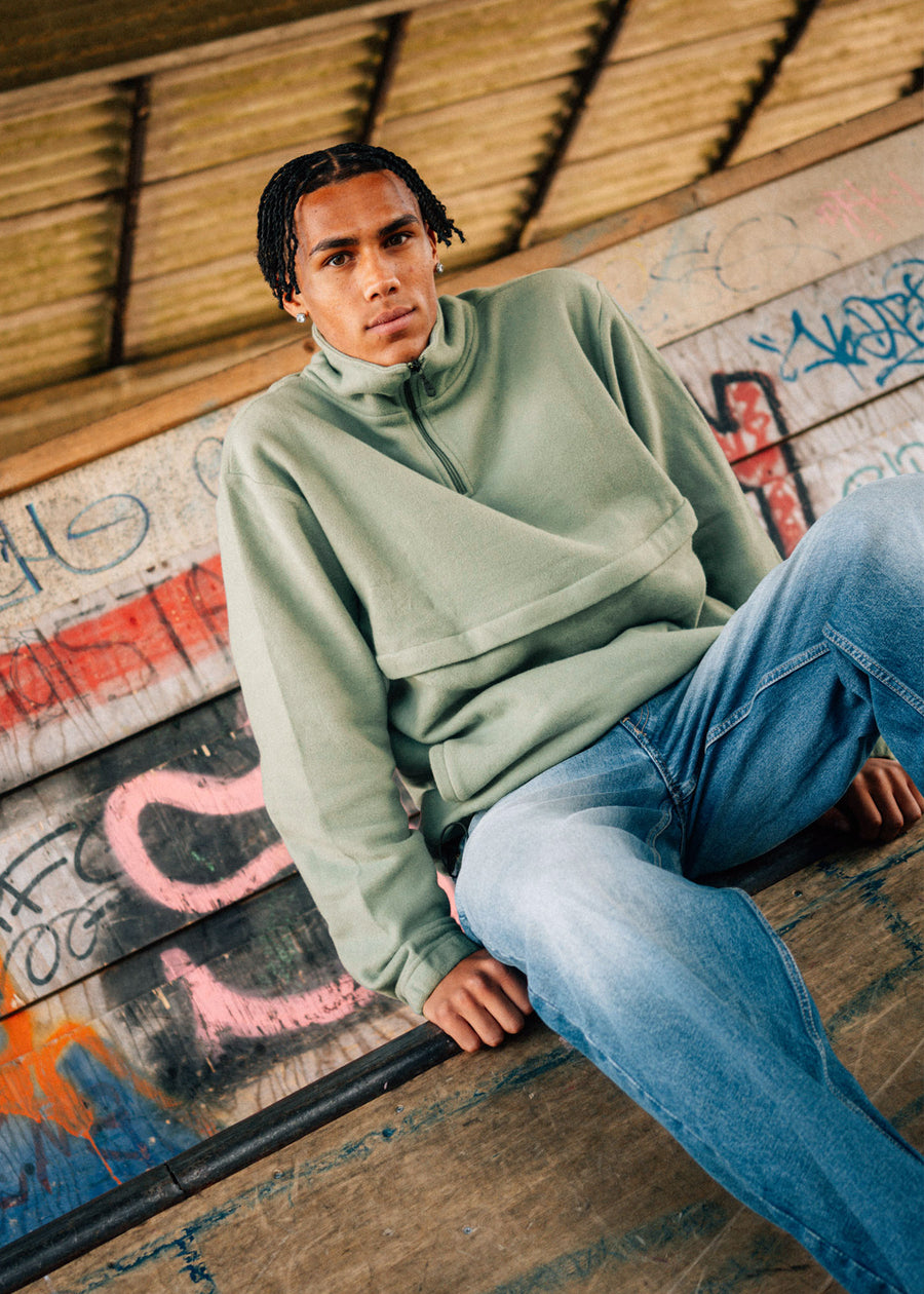 Unser Model CJ ist 187 cm groß und trägt Größe L.#