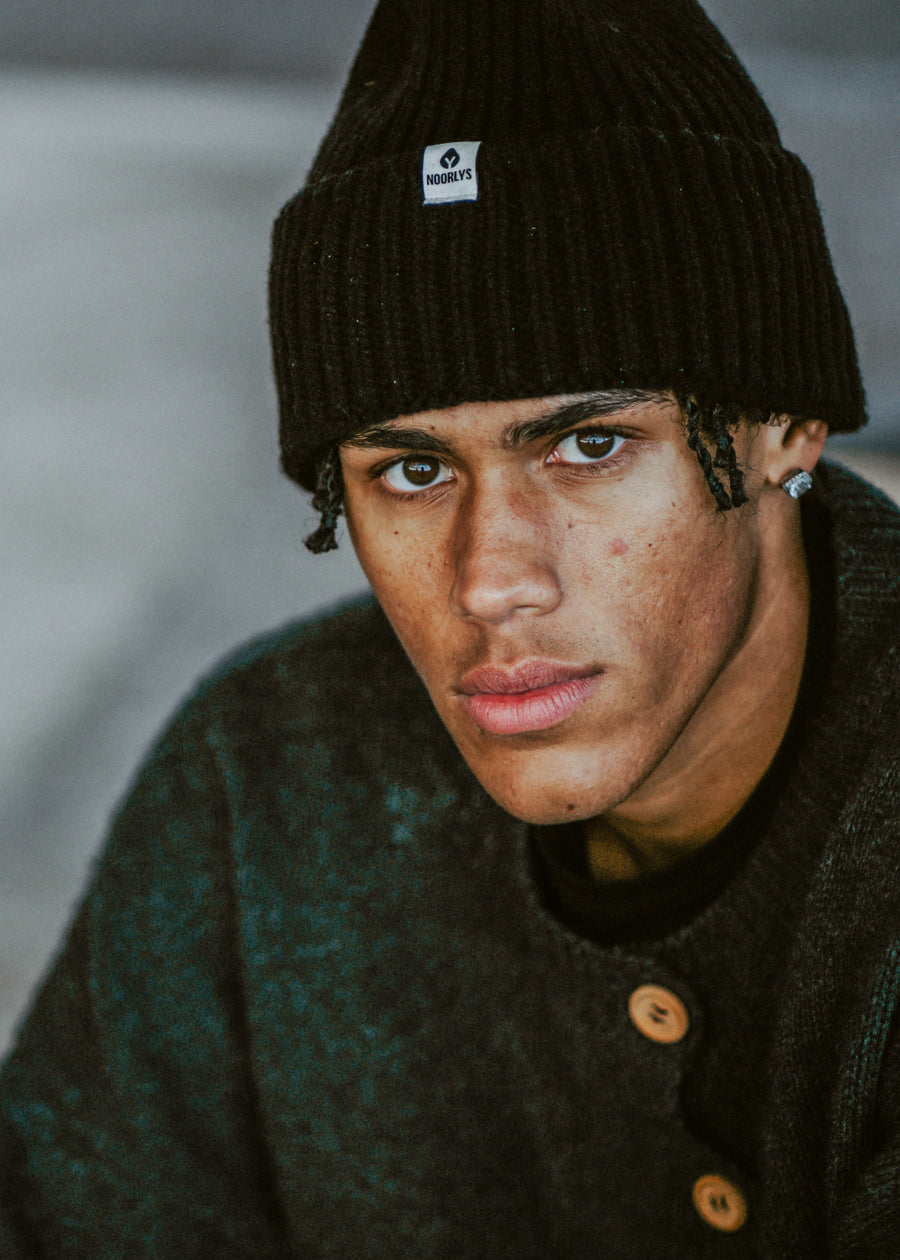 Unser Model CJ ist 187 cm groß und trägt Größe L.#