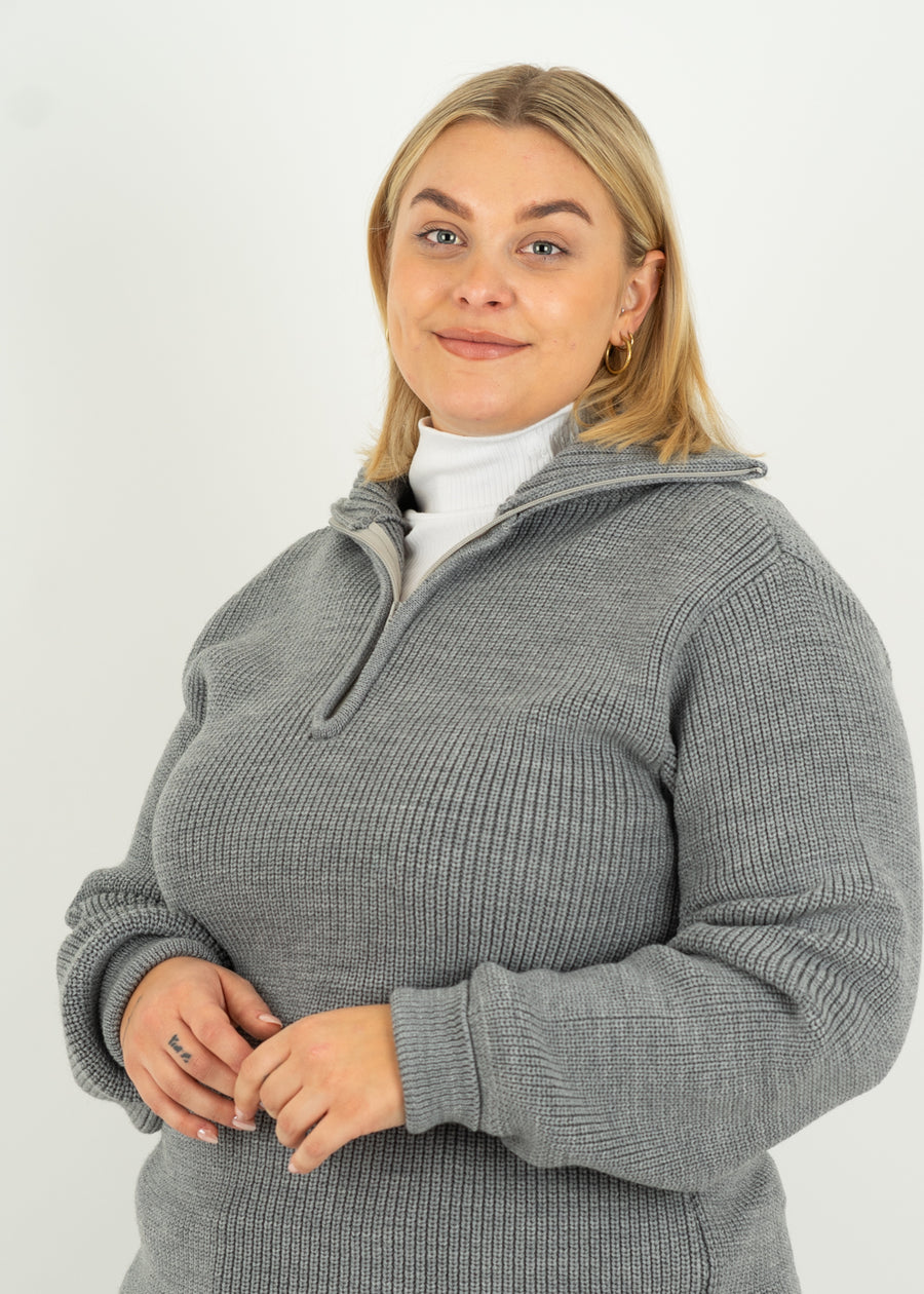 Unser Model Anna ist 176 cm groß und trägt Größe 2XL.#