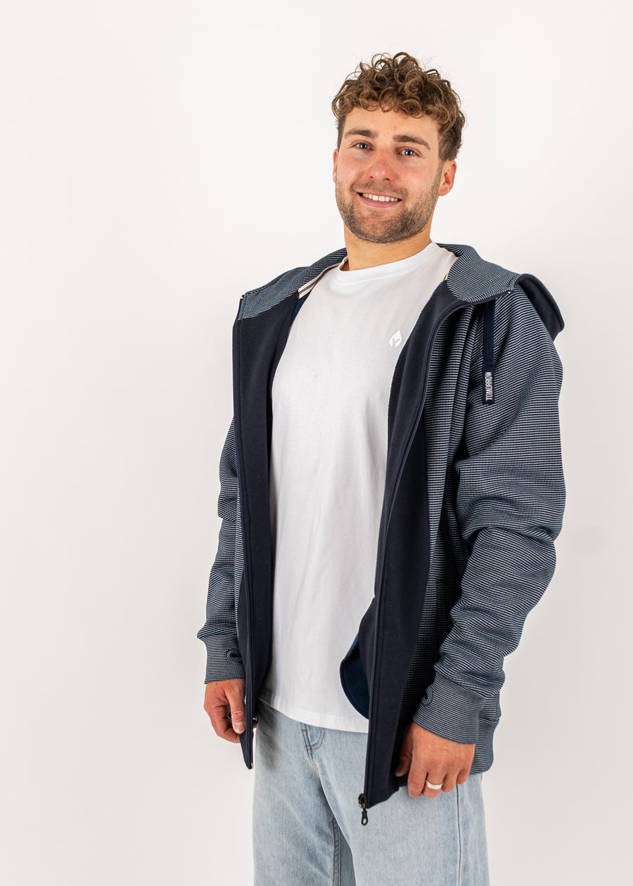 Unser Model Henry ist 178 cm groß und trägt Größe L.#