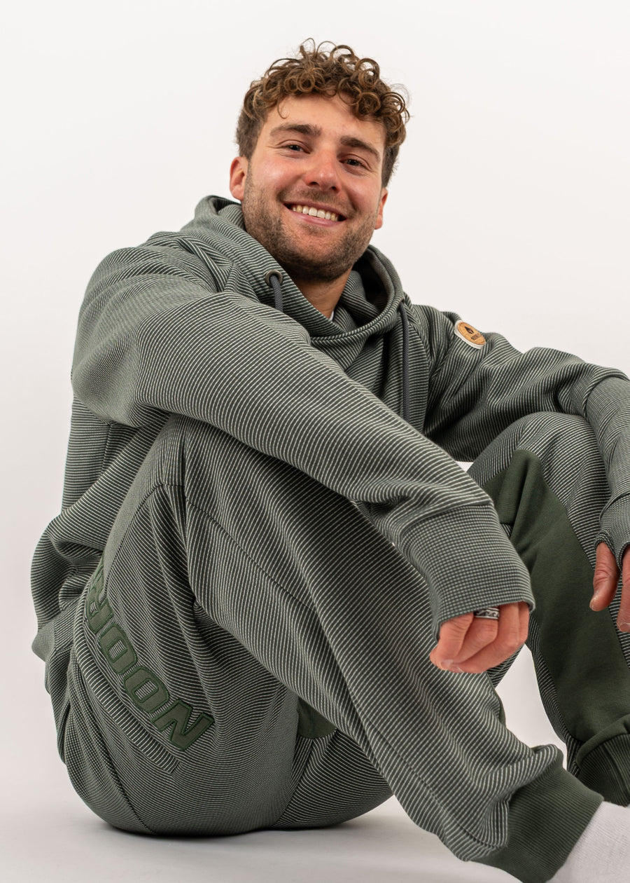 Unser Model Henry ist 178 cm groß und trägt Größe L.#