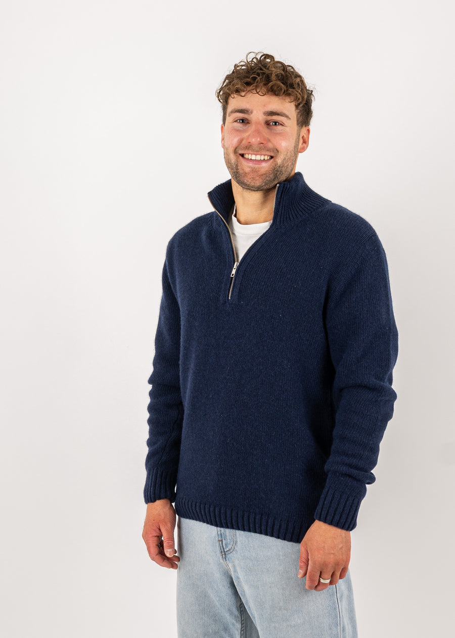 Unser Model Henry ist 178 cm groß und trägt Größe L.#