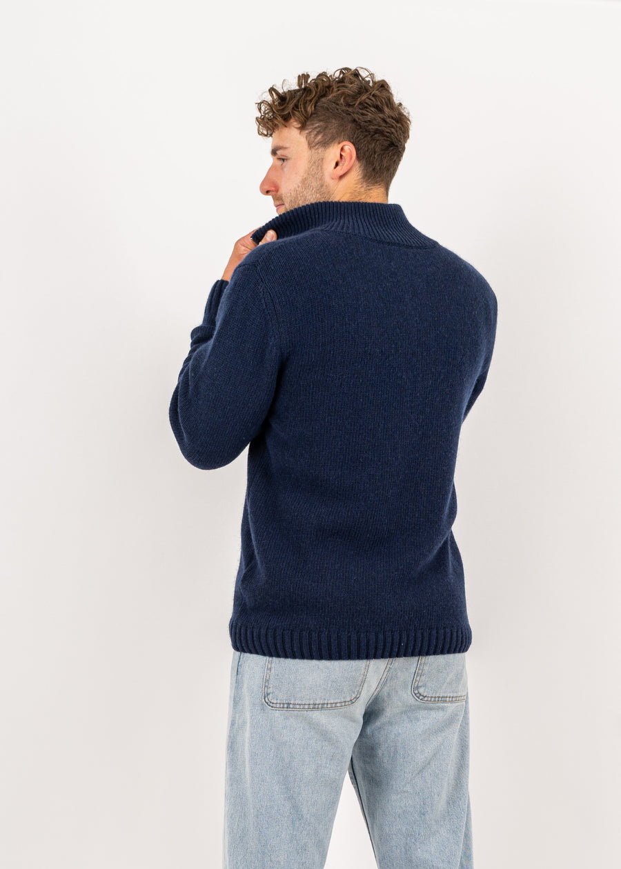 Unser Model Henry ist 178 cm groß und trägt Größe L.#