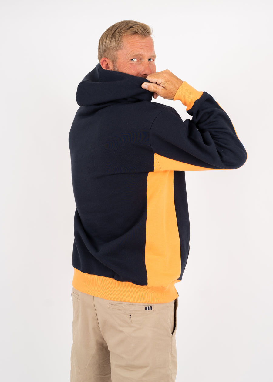Unser Model ist 175 cm groß und trägt Größe L.#