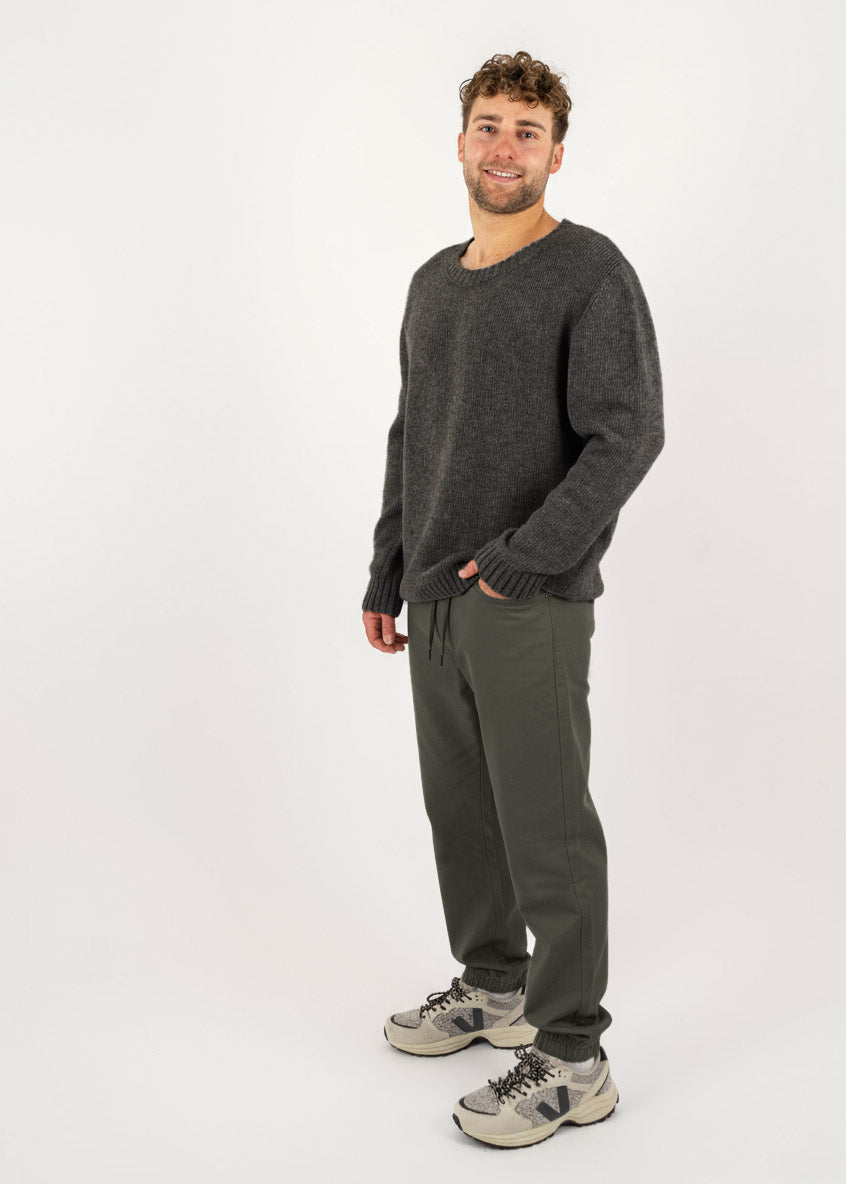 Bündel Strickpullover RIFFELT & Jogger-Chino MAANDAG OliveNight
